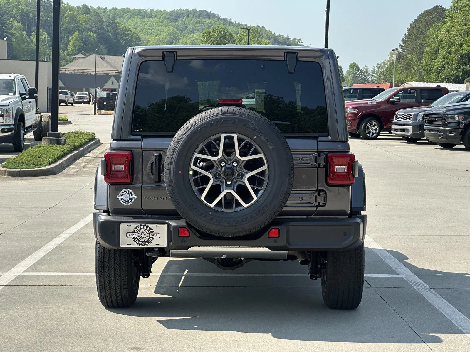 New 2026 Granite Crystal Metallic Clear-Coat Exterior Paint Jeep Sahara image 6