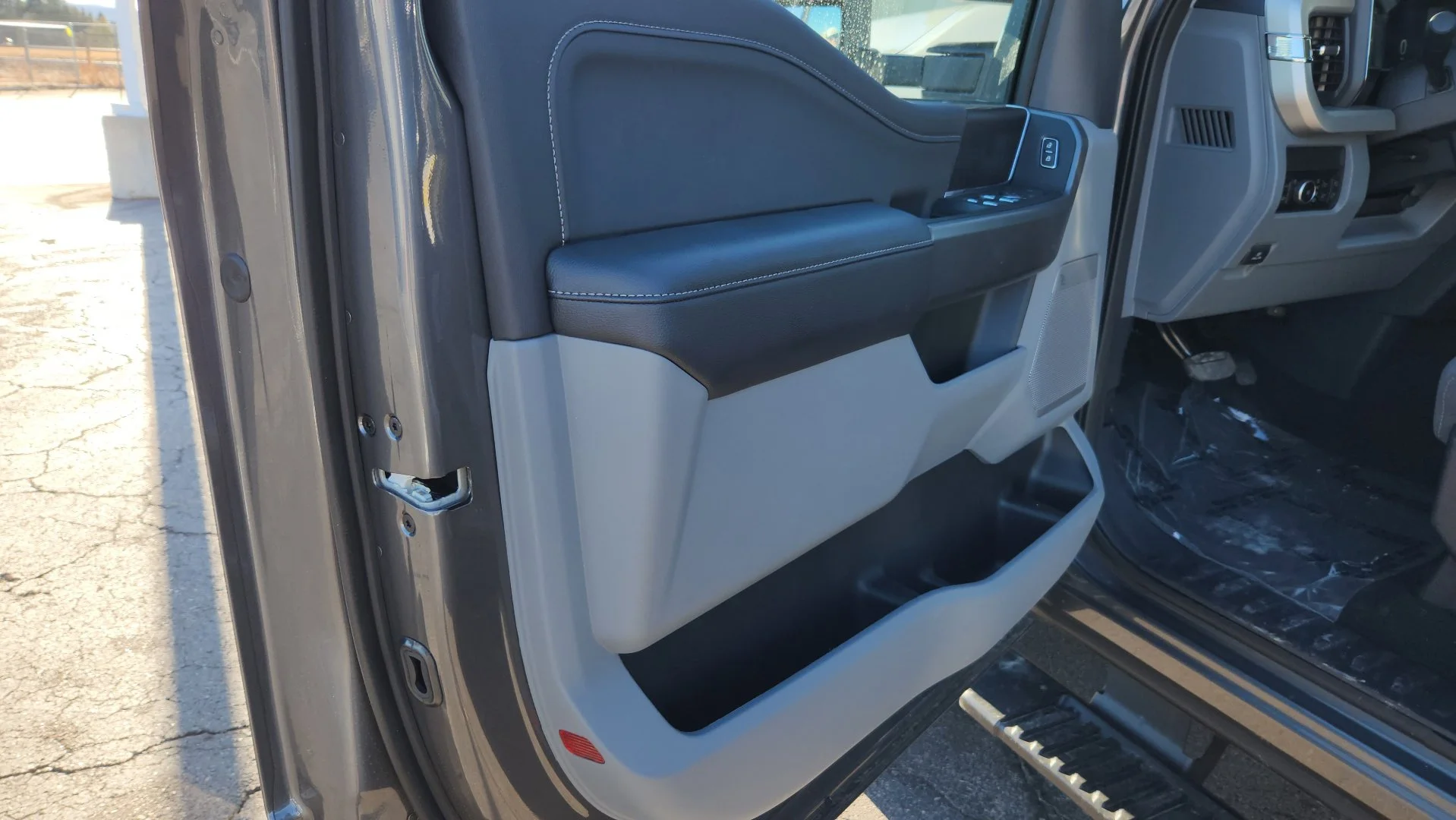 New 2026 Carbonized Gray Metallic Ford XLT image 23