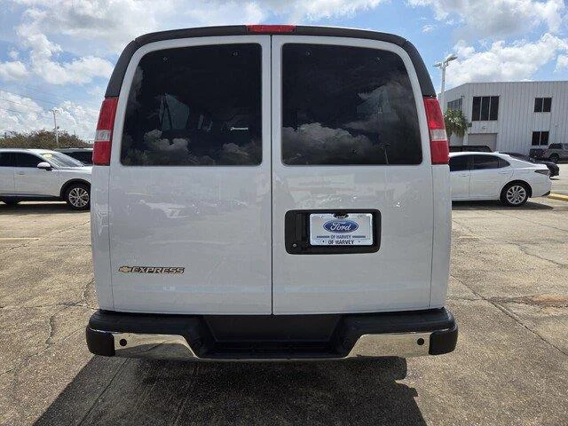 Used 2025 Summit White Chevrolet LT image 4