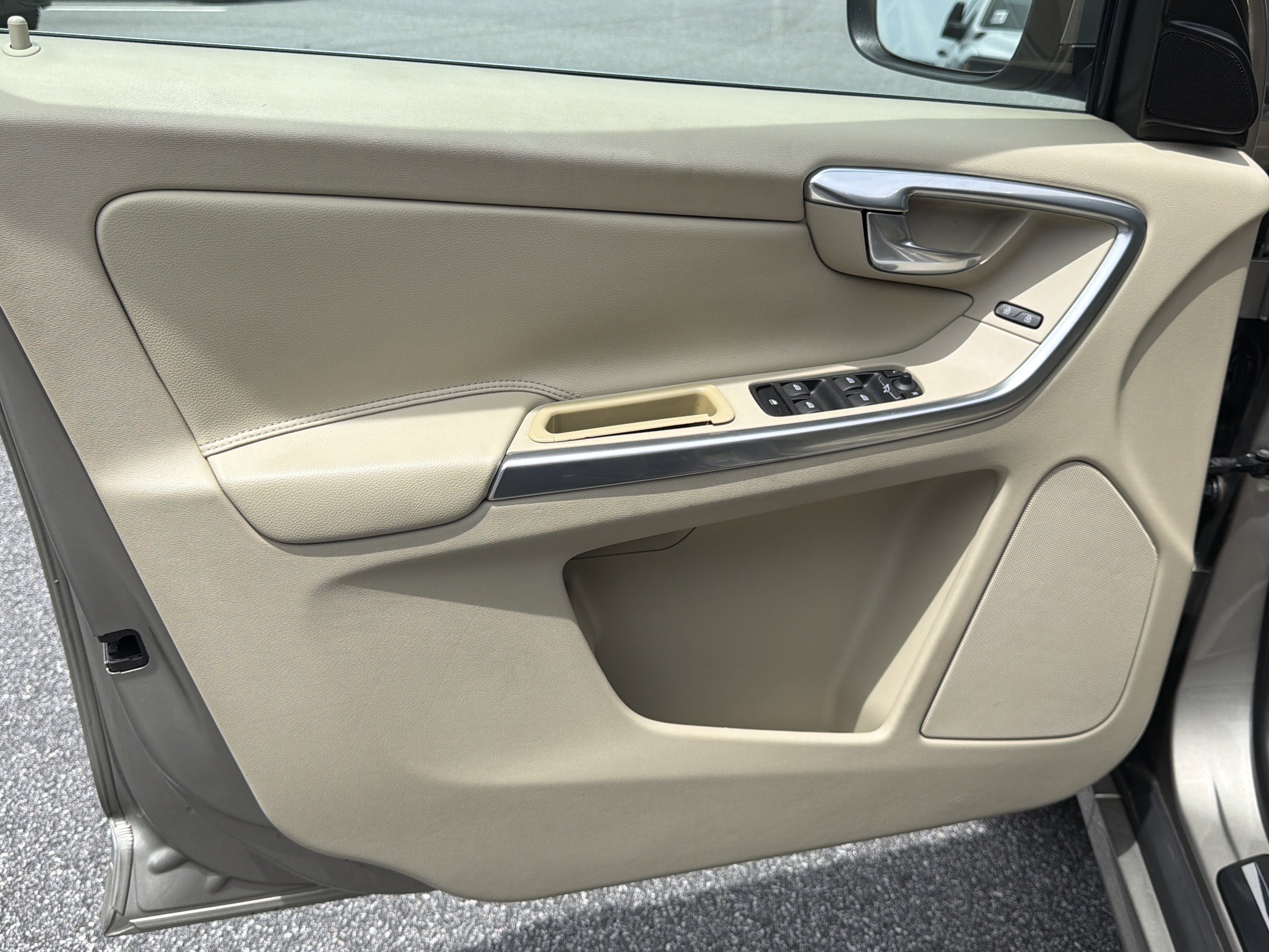 Used 2015 Seashell Metallic Volvo T5 Drive-E Premier image 12