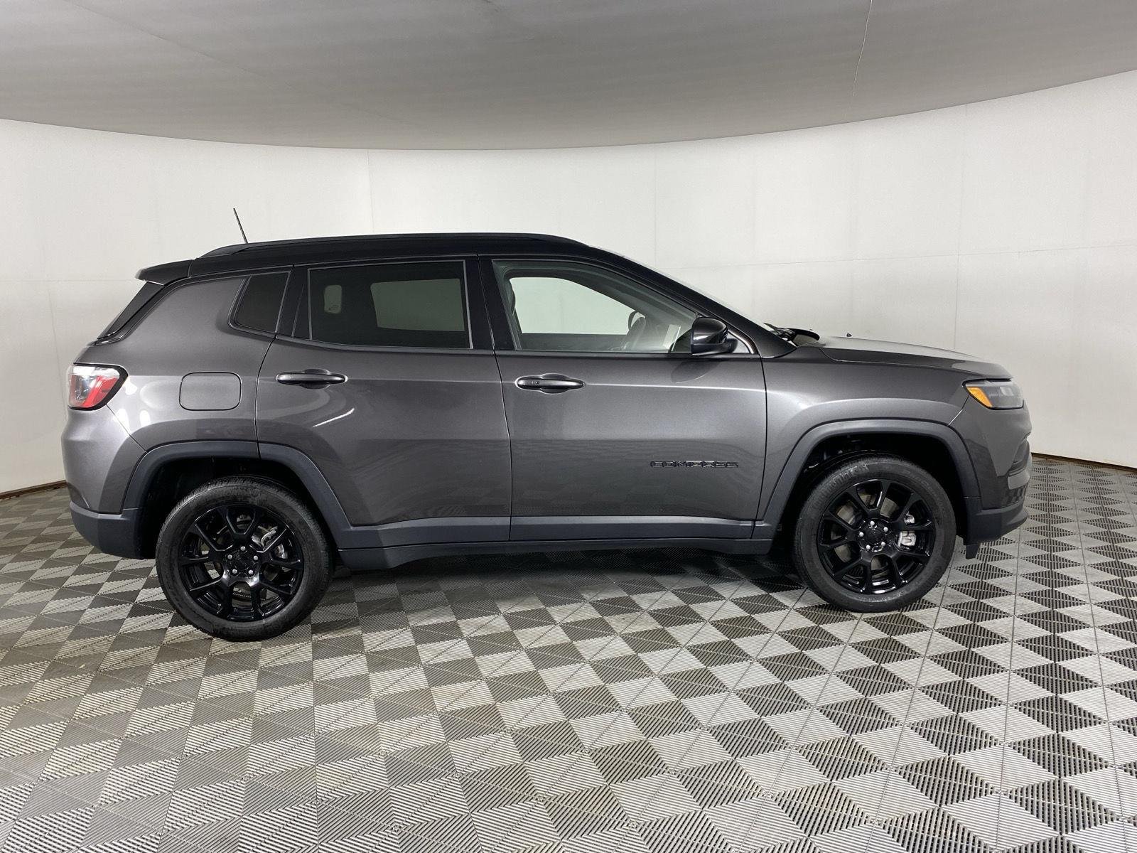 Used 2023 Granite Crystal Metallic Clearcoat Jeep Altitude image 11