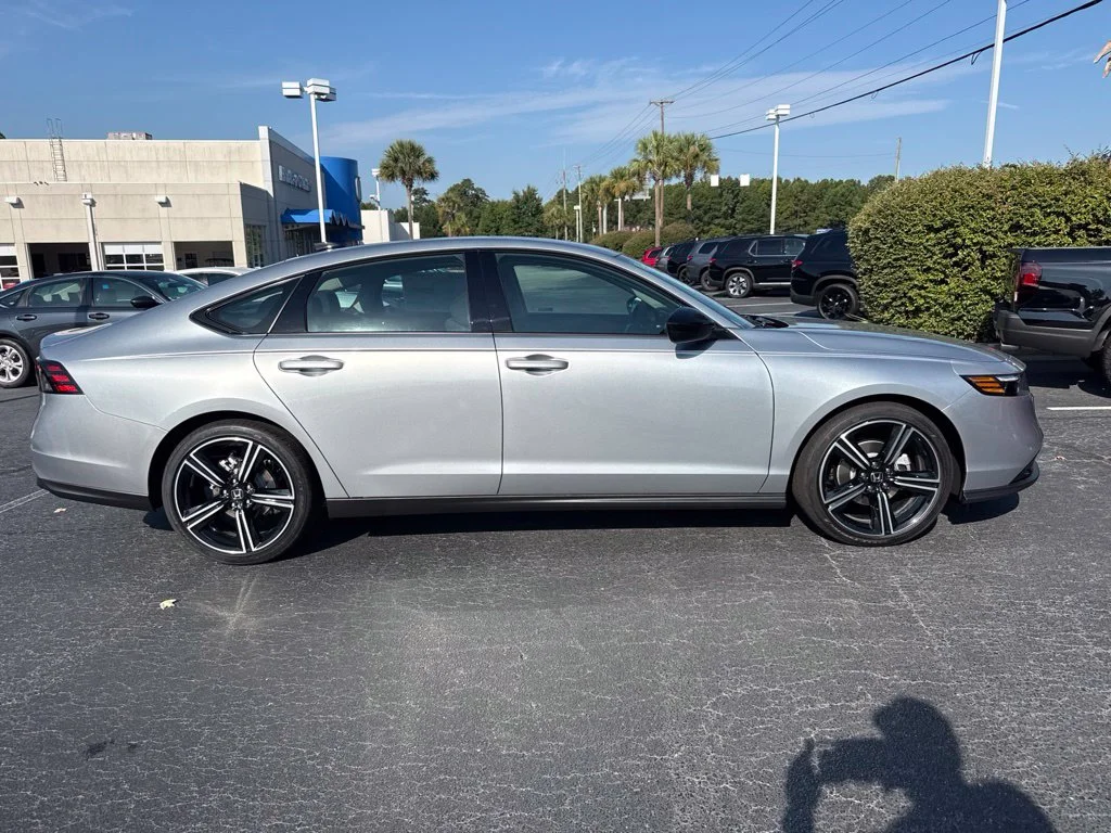 New 2026 Solar Silver Metallic Honda SE image 2