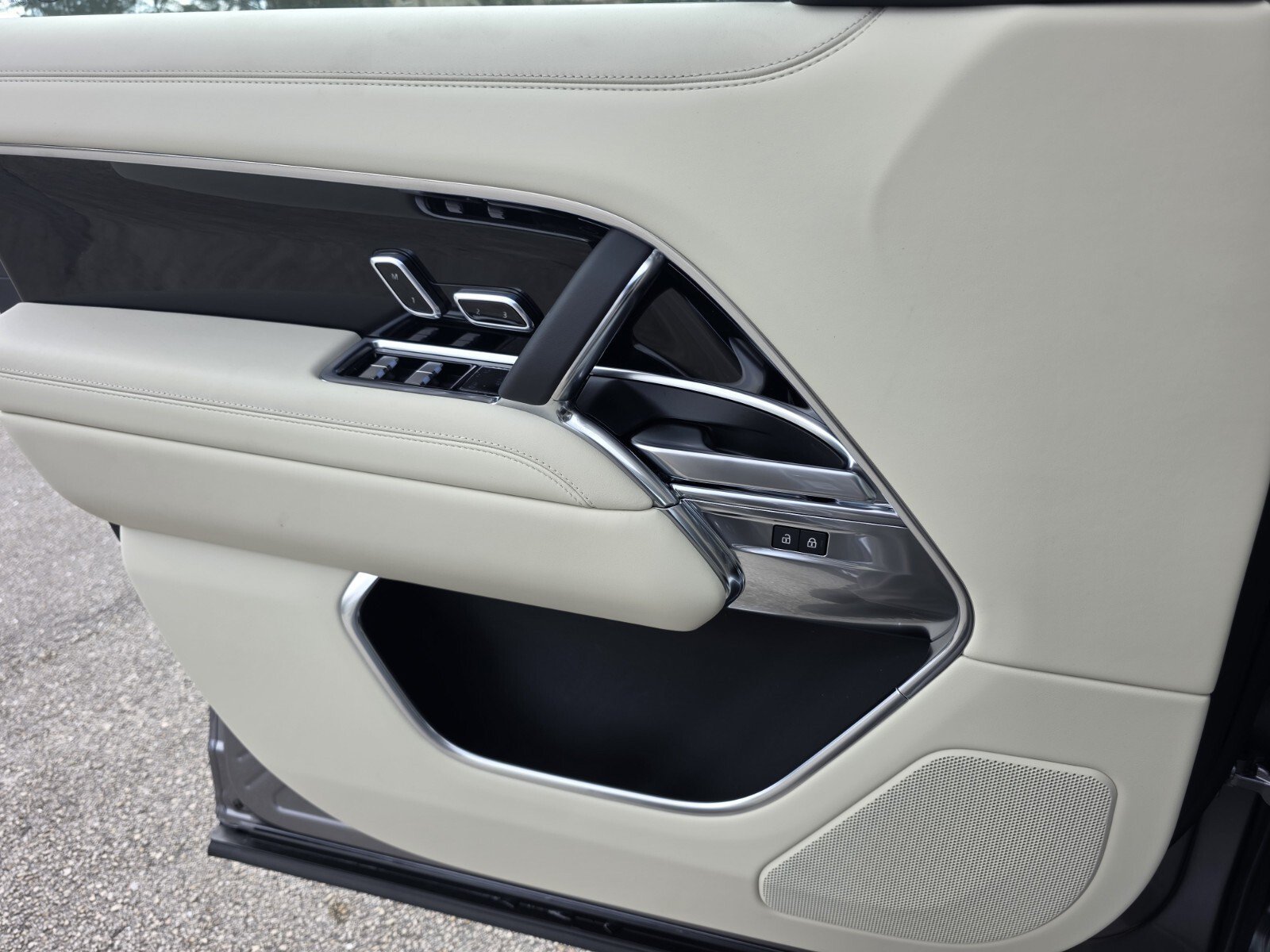 New 2027 Eiger Grey Land Rover P400 SE image 18