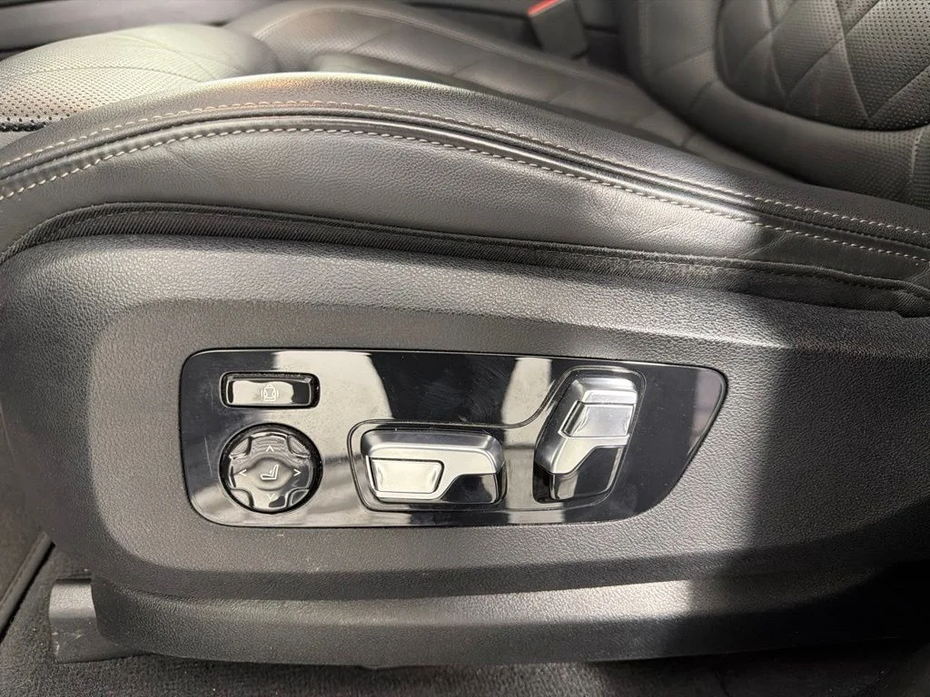 Used 2025 Gray BMW xDrive40i image 27