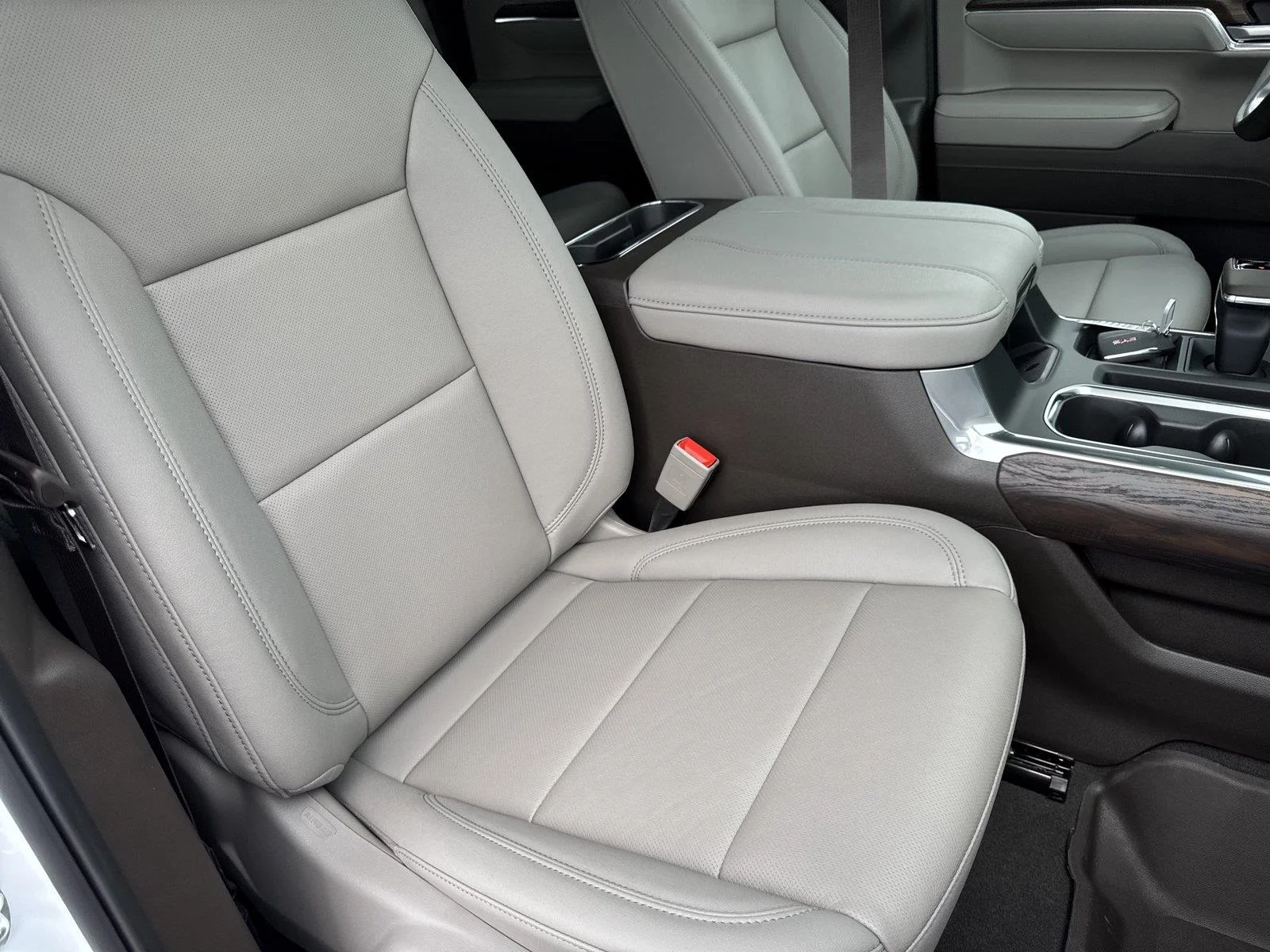 New 2026 Glacier White Tricoat GMC SLT image 37