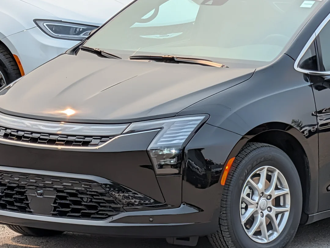 New 2027 Black Chrysler Select - - FWD - Stow n Go Seating - Adaptive Cruise - Apple CarPlay & More! image 10