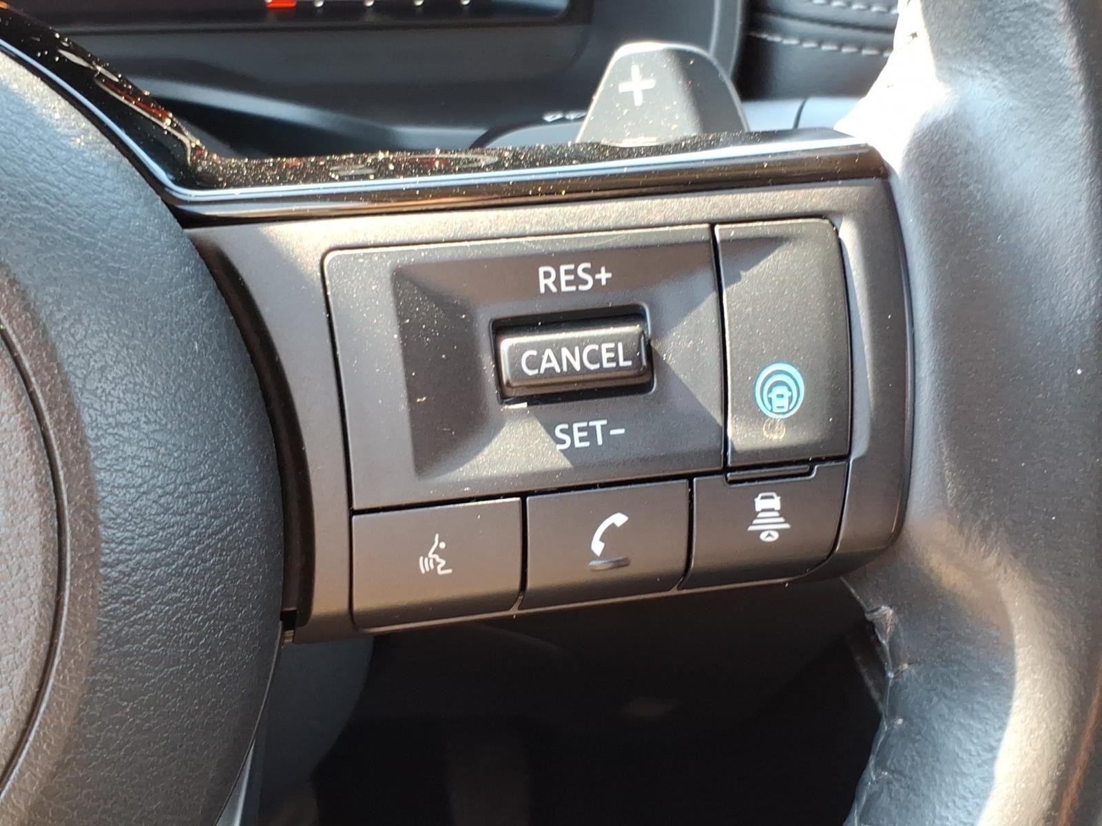 Used 2022 Brilliant Silver Metallic Nissan Platinum image 17