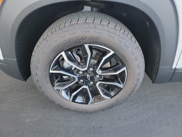 Used 2025 Iridescent Pearl Tricoat Chevrolet ACTIV image 31