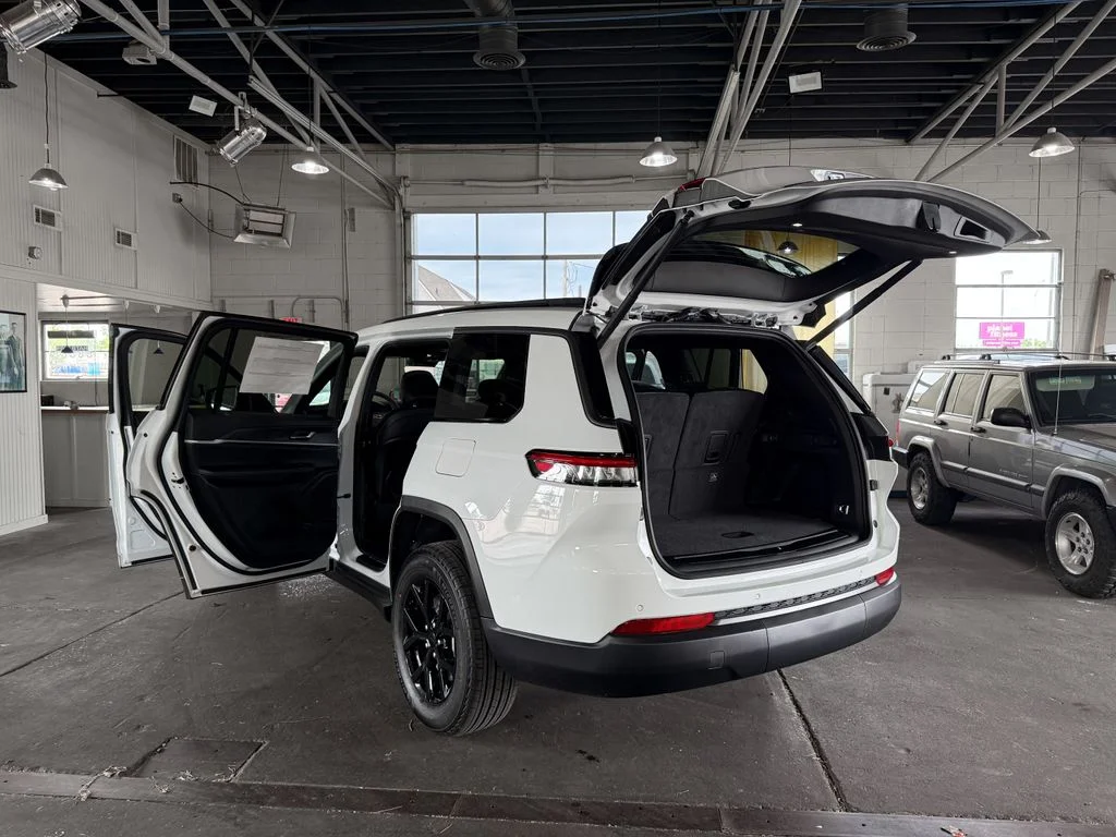 New 2026 White/off-white Jeep Laredo image 15
