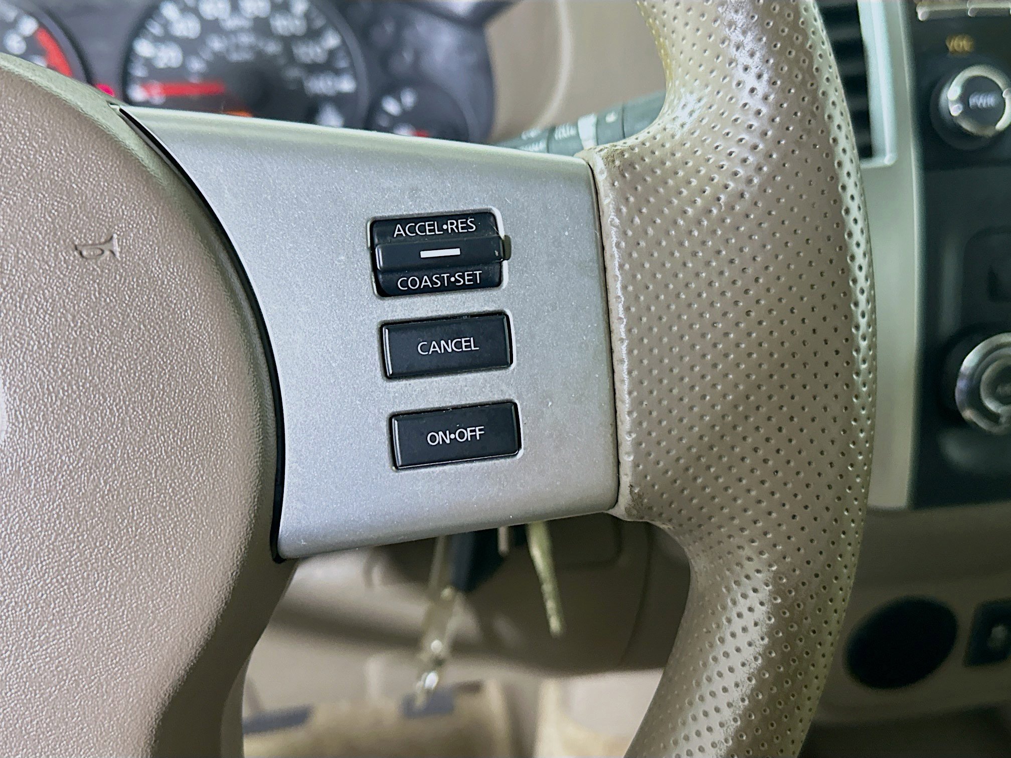 Used 2014 Glacier White Nissan SV image 17