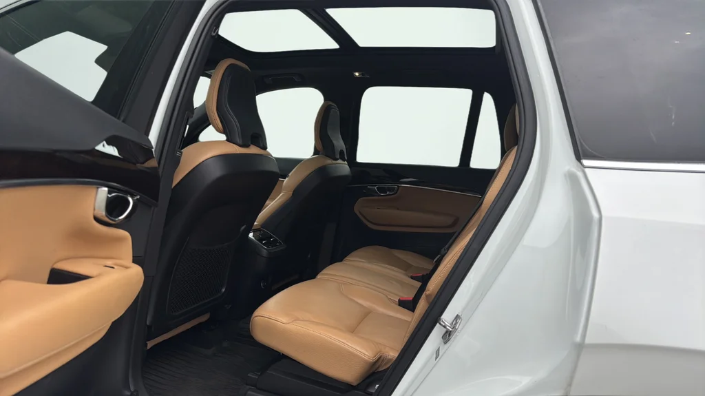 Used 2019 White Volvo T6 Momentum image 16