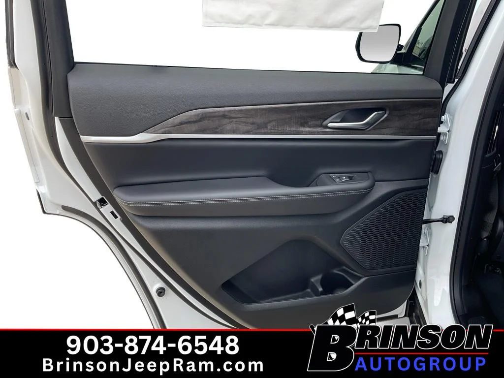 New 2026 Bright White Clear-Coat Exterior Paint Jeep Laredo Altitude image 7