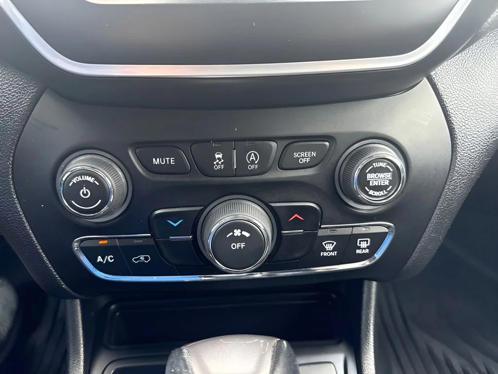Used 2021 Black Jeep Latitude Plus image 14