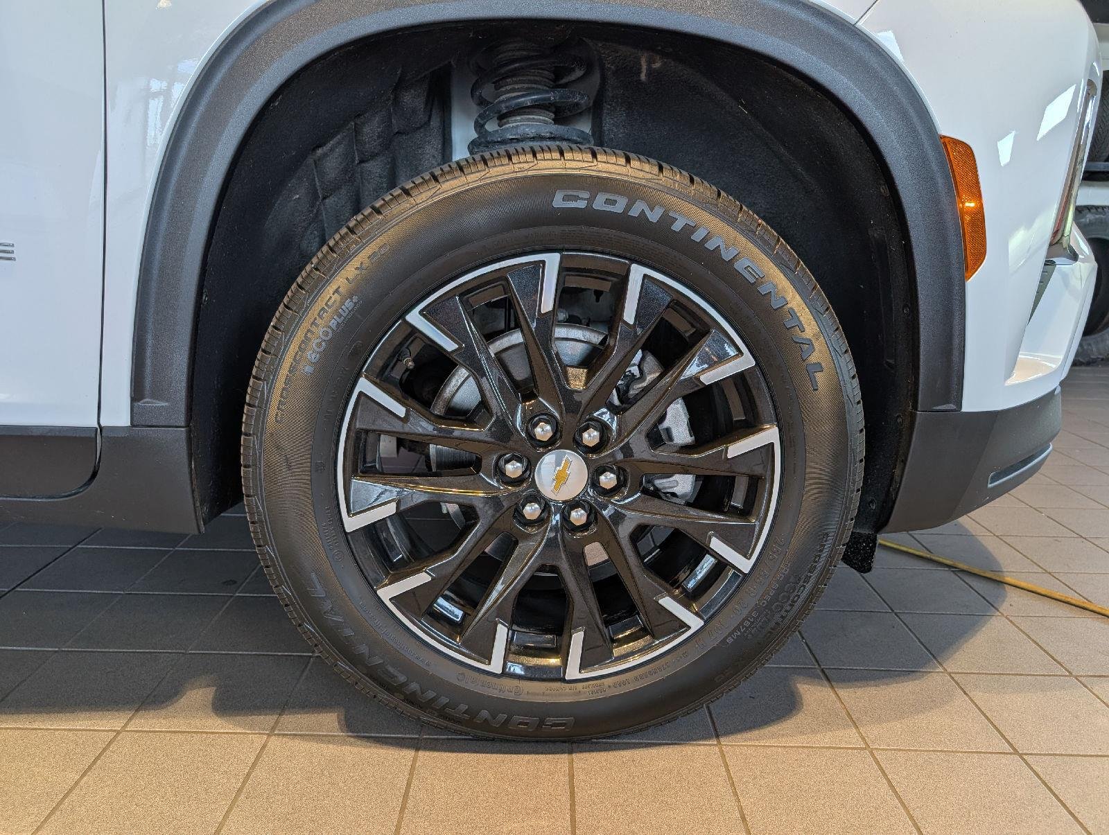 Used 2025 Summit White Chevrolet LT image 10