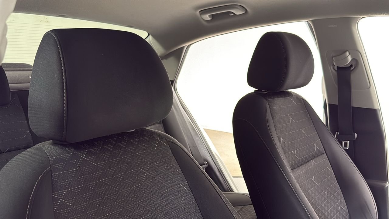 Used 2022 White Kia LX image 19