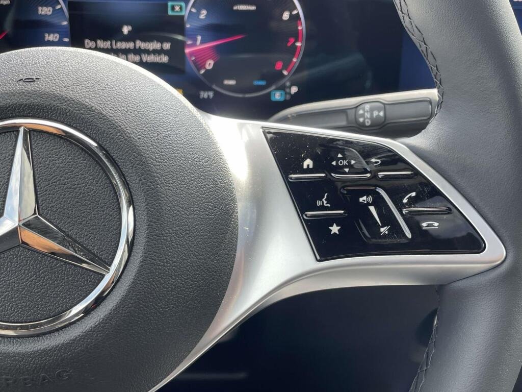 New 2026 Polar White Mercedes-Benz GLB 250 image 37