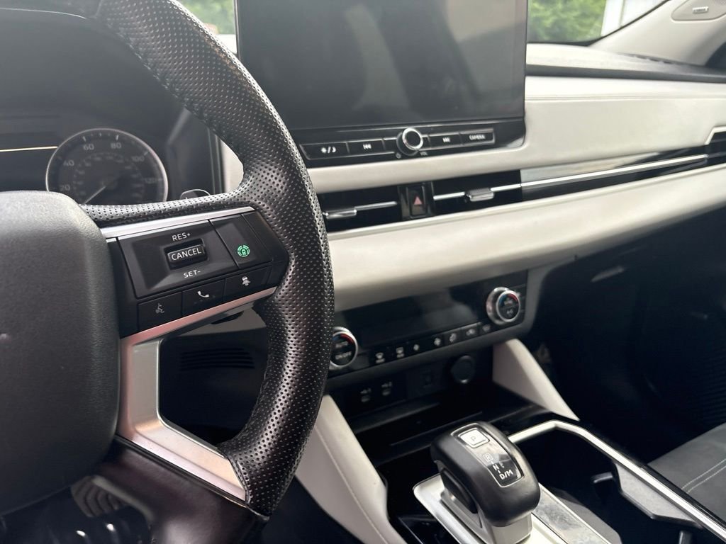 Used 2025  Mitsubishi SE image 5
