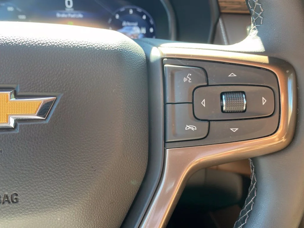Used 2023 IRIDESCENT PEARL TRICOAT Chevrolet High Country image 17