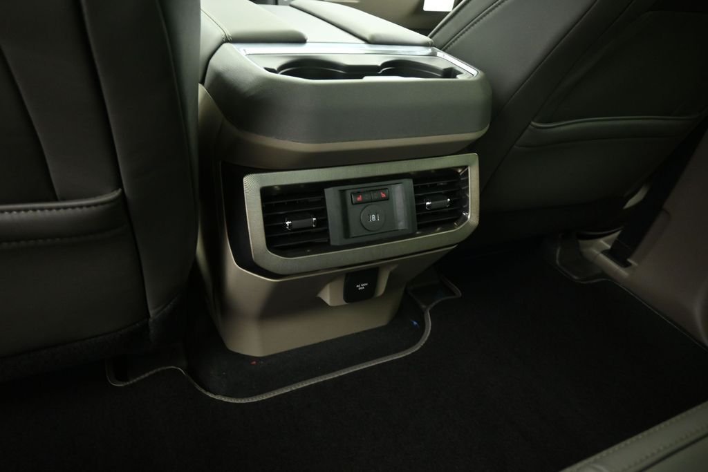 New 2026 Star White Metallic Tri-Coat Ford Platinum image 19