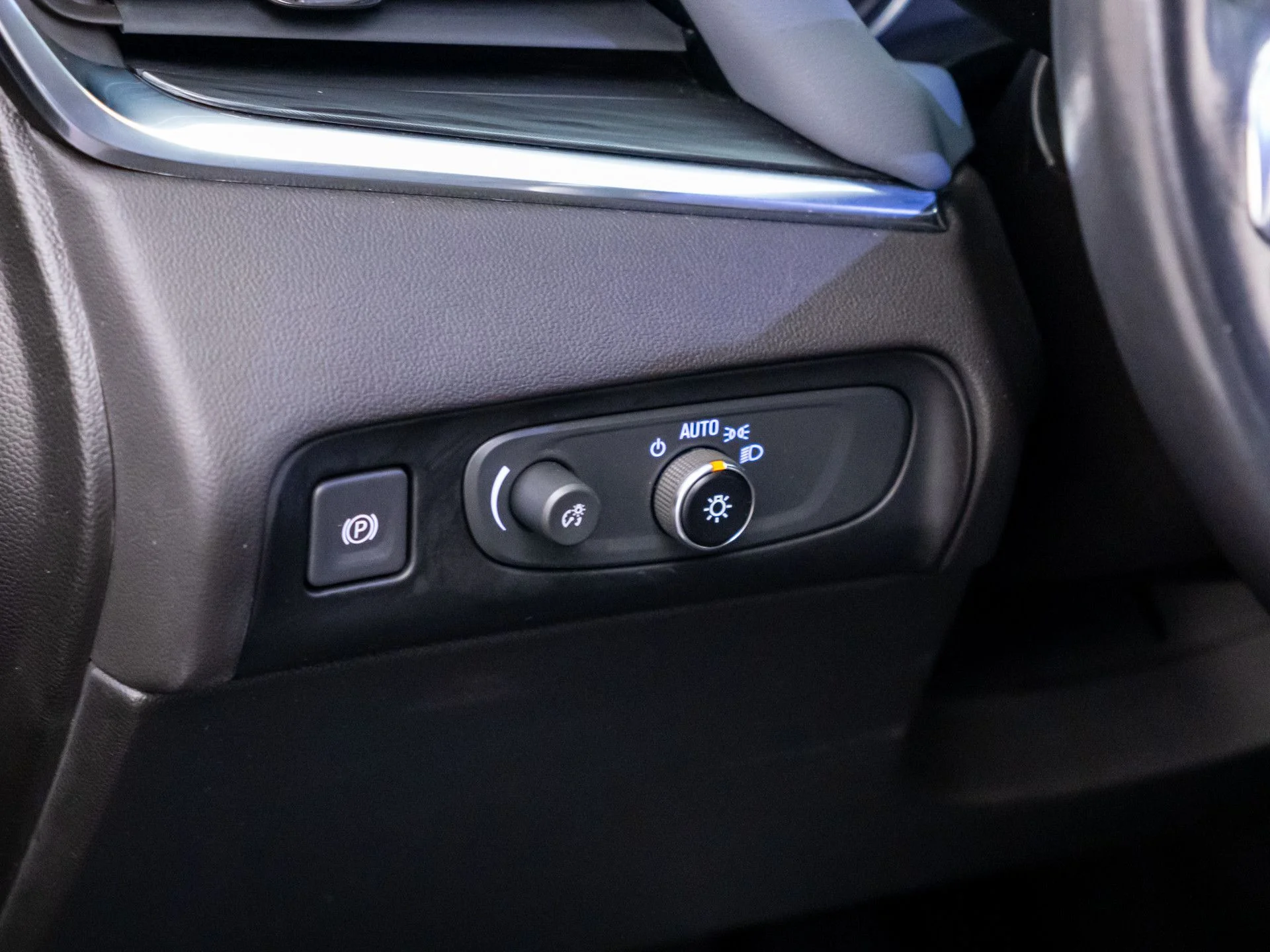 Used 2021 Black Buick Essence image 18