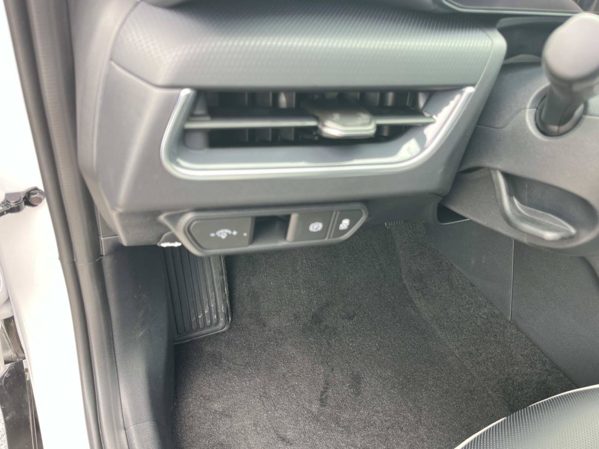 New 2026 Snow White Pearl Kia GT-Line image 24