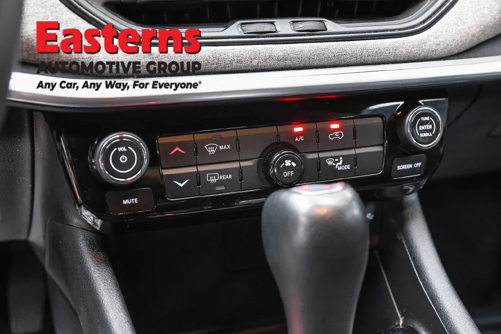 Used 2024 White Jeep Latitude image 19
