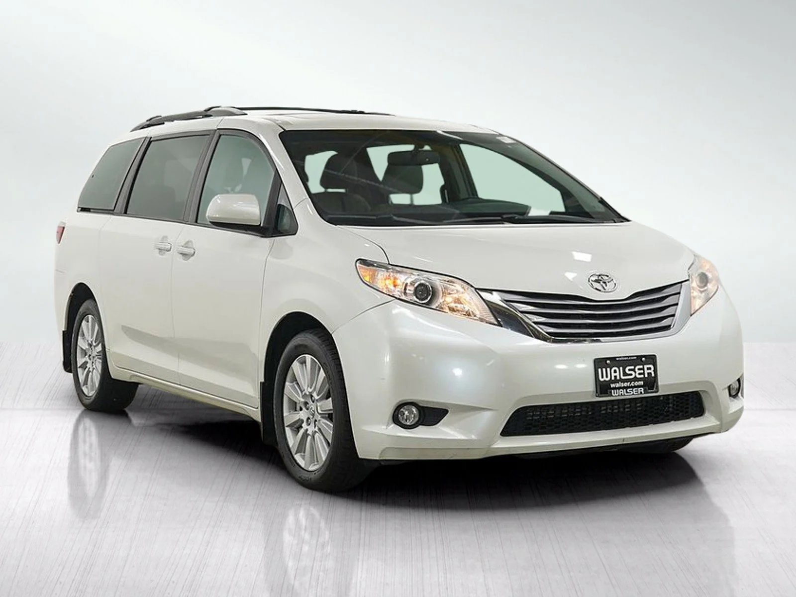 Used 2017 White Toyota XLE image 7
