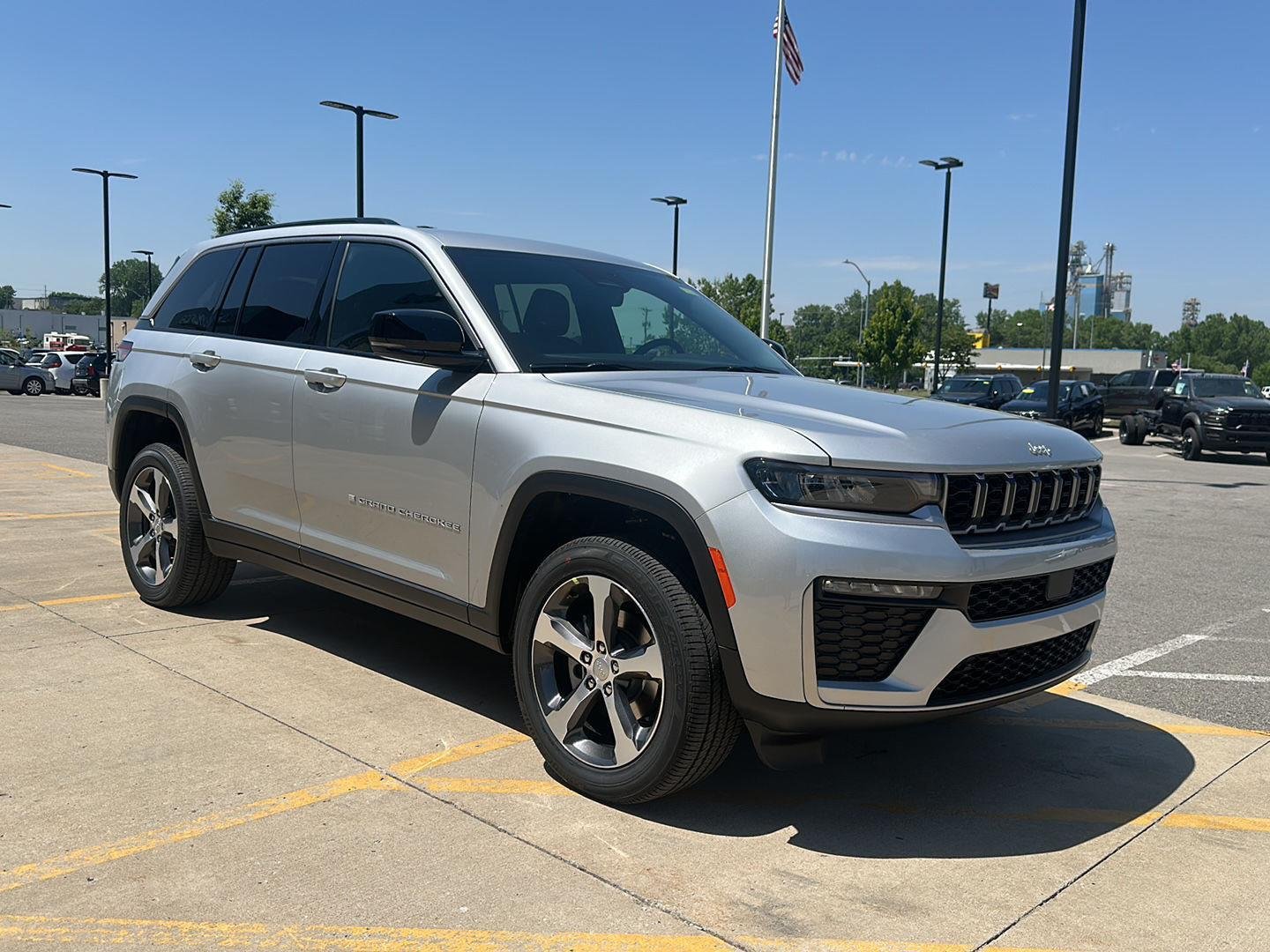 New 2026 Silver Zynith Exterior Paint Jeep Limited image 5