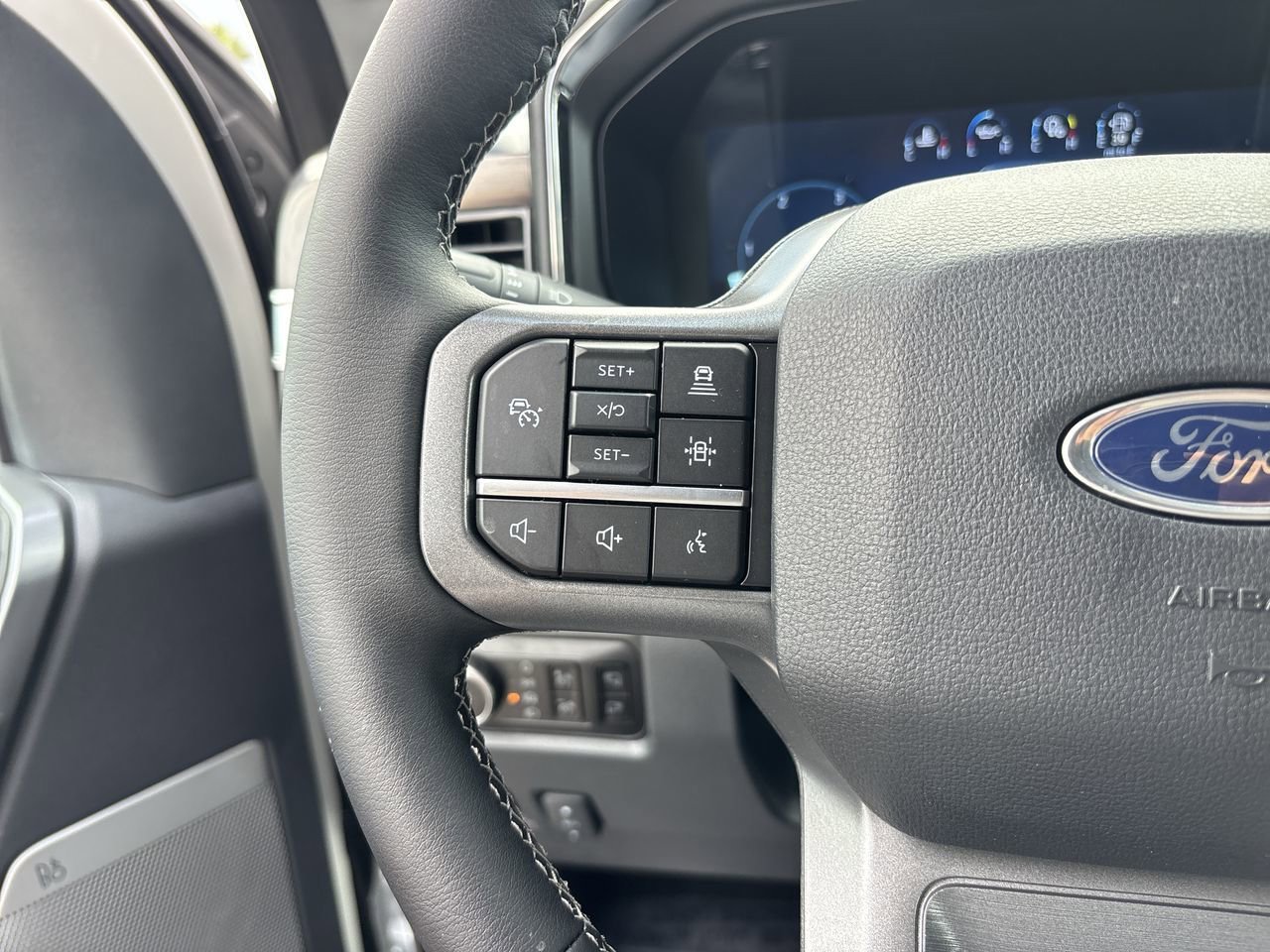 Used 2025 Star White Metallic Tri-Coat Ford Lariat image 29