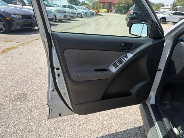 Used 2007 Silver Pontiac Base image 16