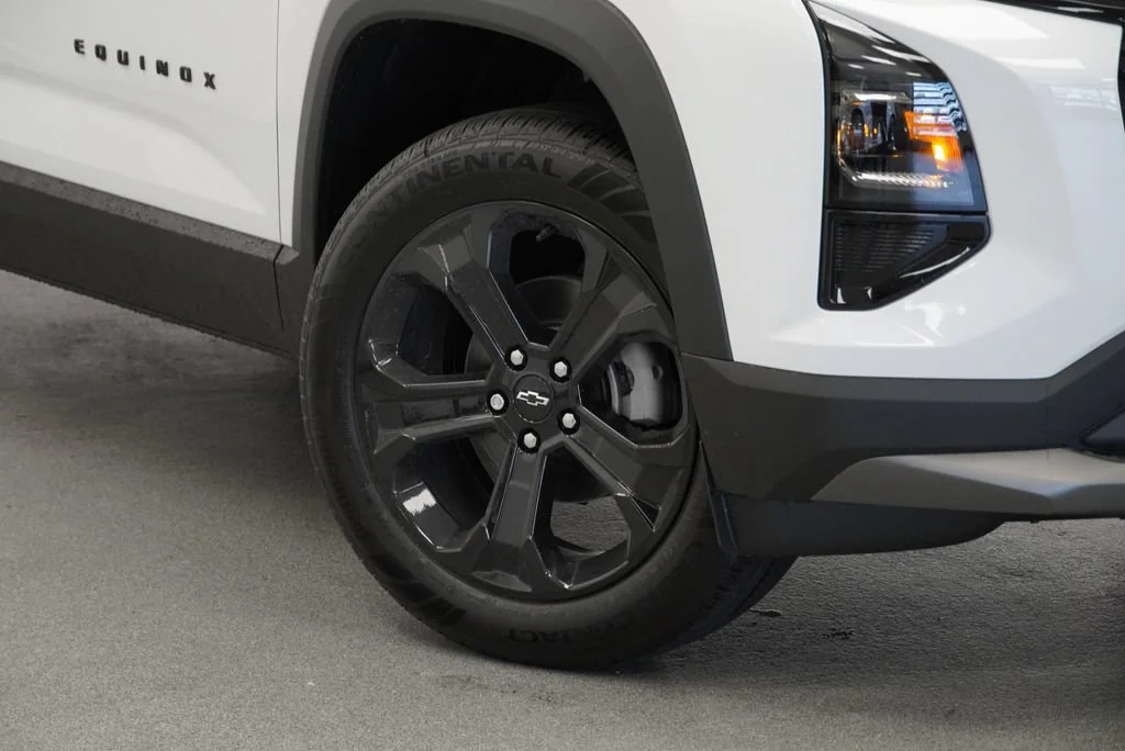 New 2027 Summit White Chevrolet LT image 10