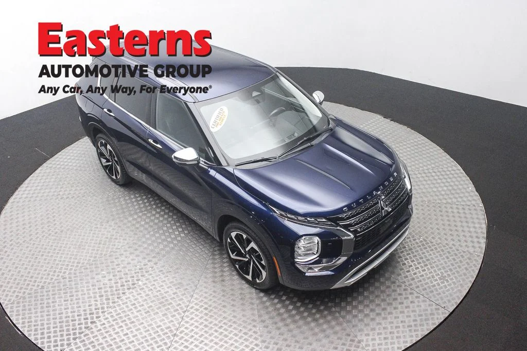 Used 2023 Blue Mitsubishi SE image 3