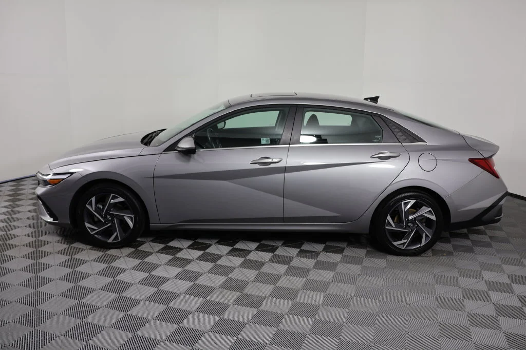 Used 2025 Fluid Metal Hyundai SEL Convenience image 5