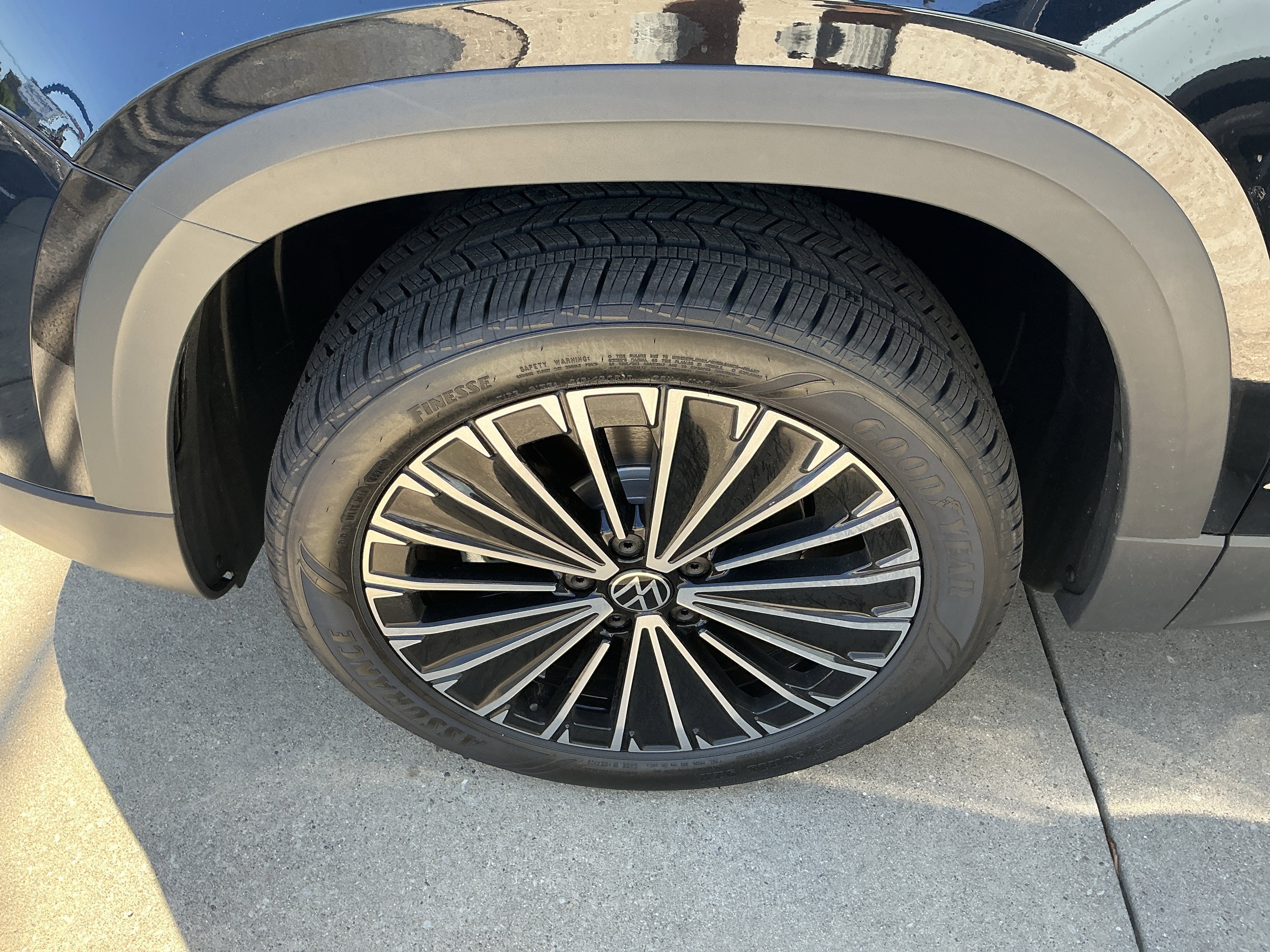 New 2026 Deep Black Pearl Volkswagen SE image 8