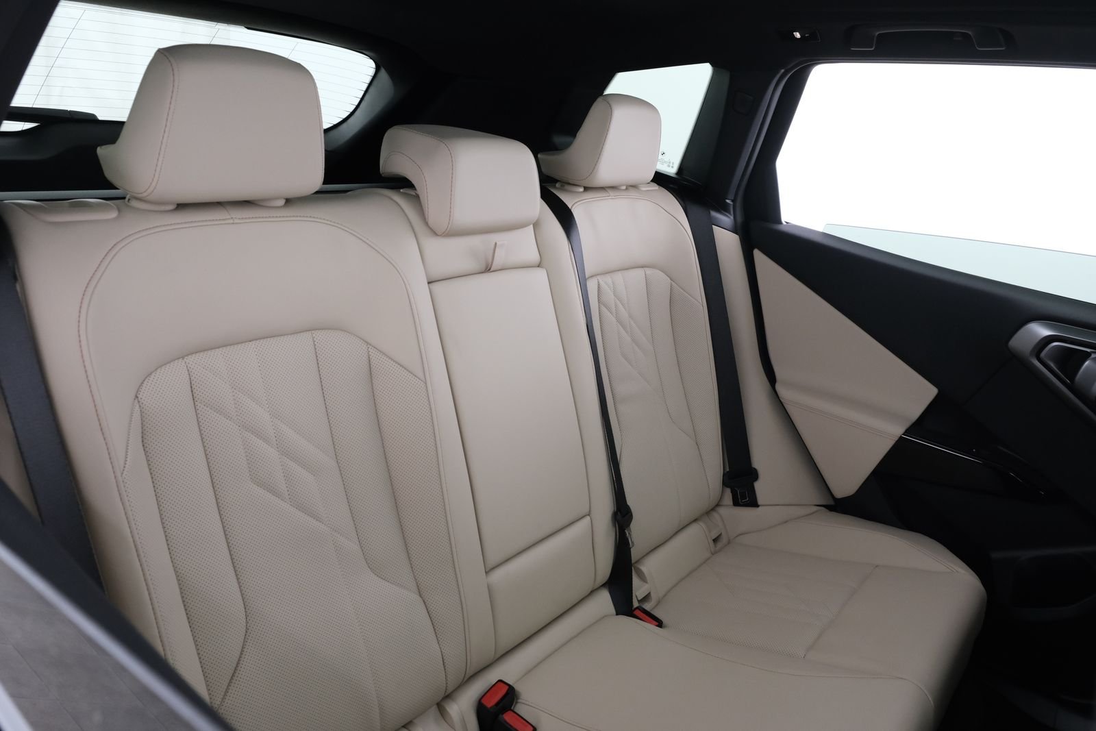 New 2026 Mineral White Metallic BMW 30 xDrive image 37