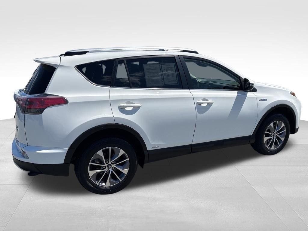 Used 2018 White Toyota XLE image 4