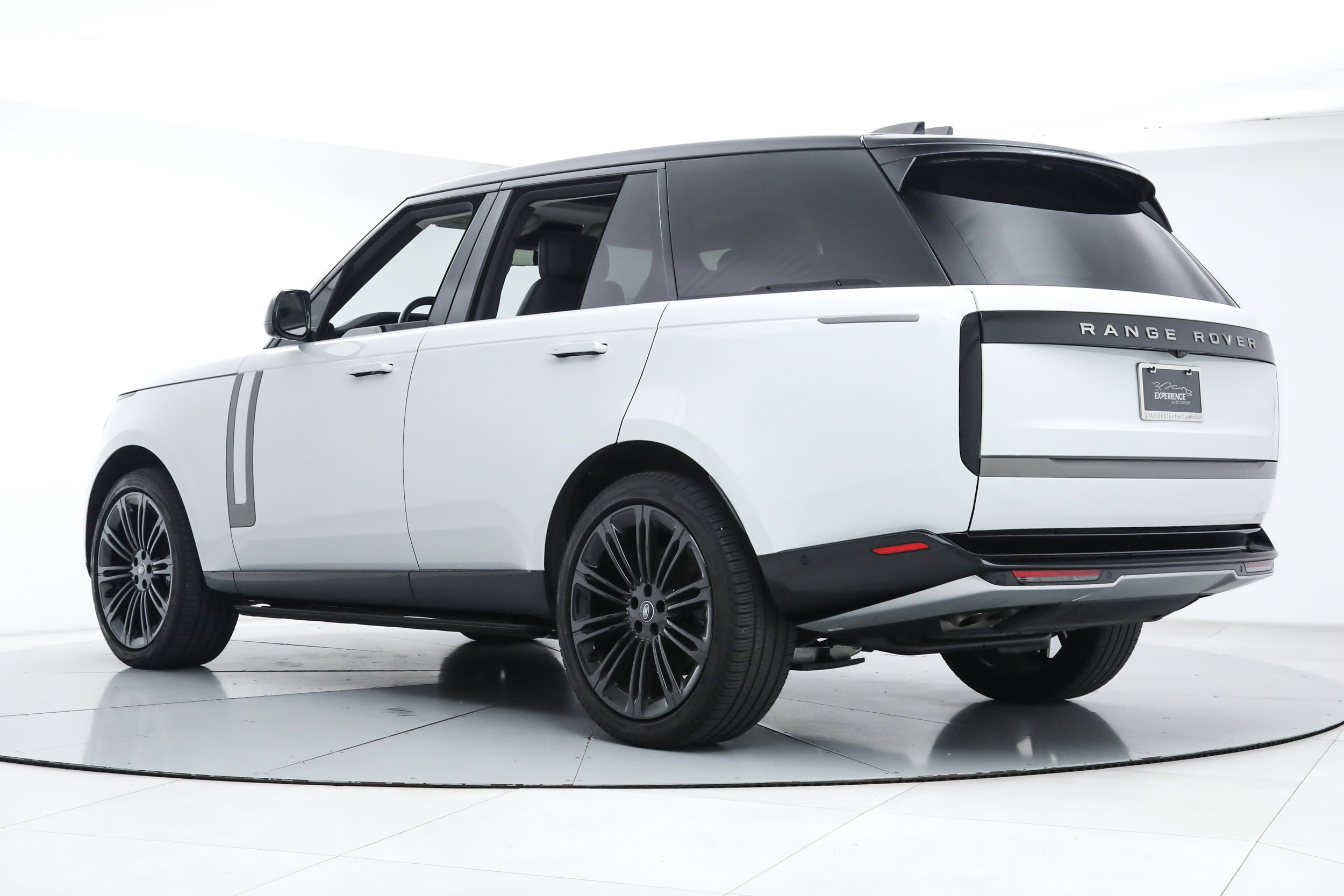 Used 2024 White Land Rover SE image 3