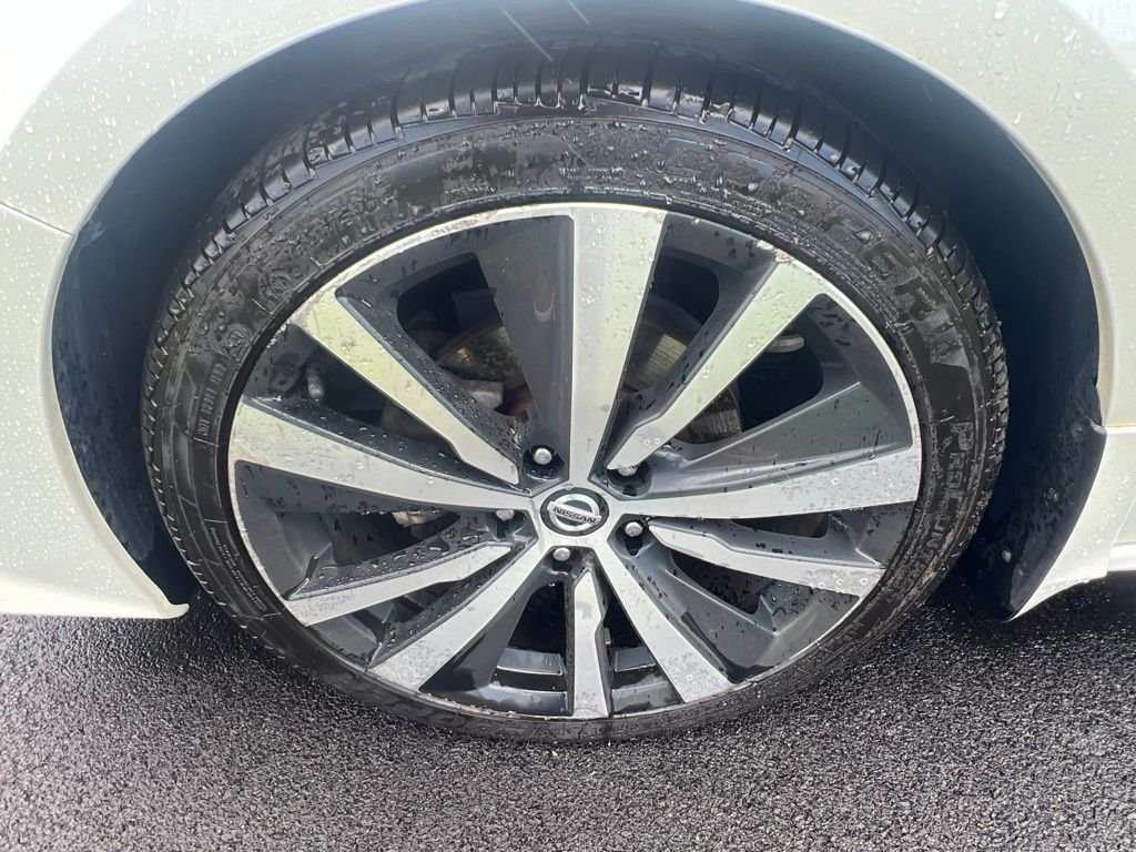Used 2019 White Nissan 2.5 SR image 5