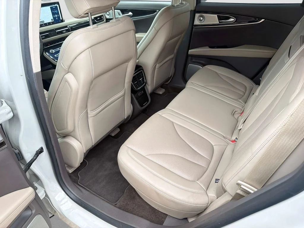 Used 2022 White Lincoln Reserve image 15
