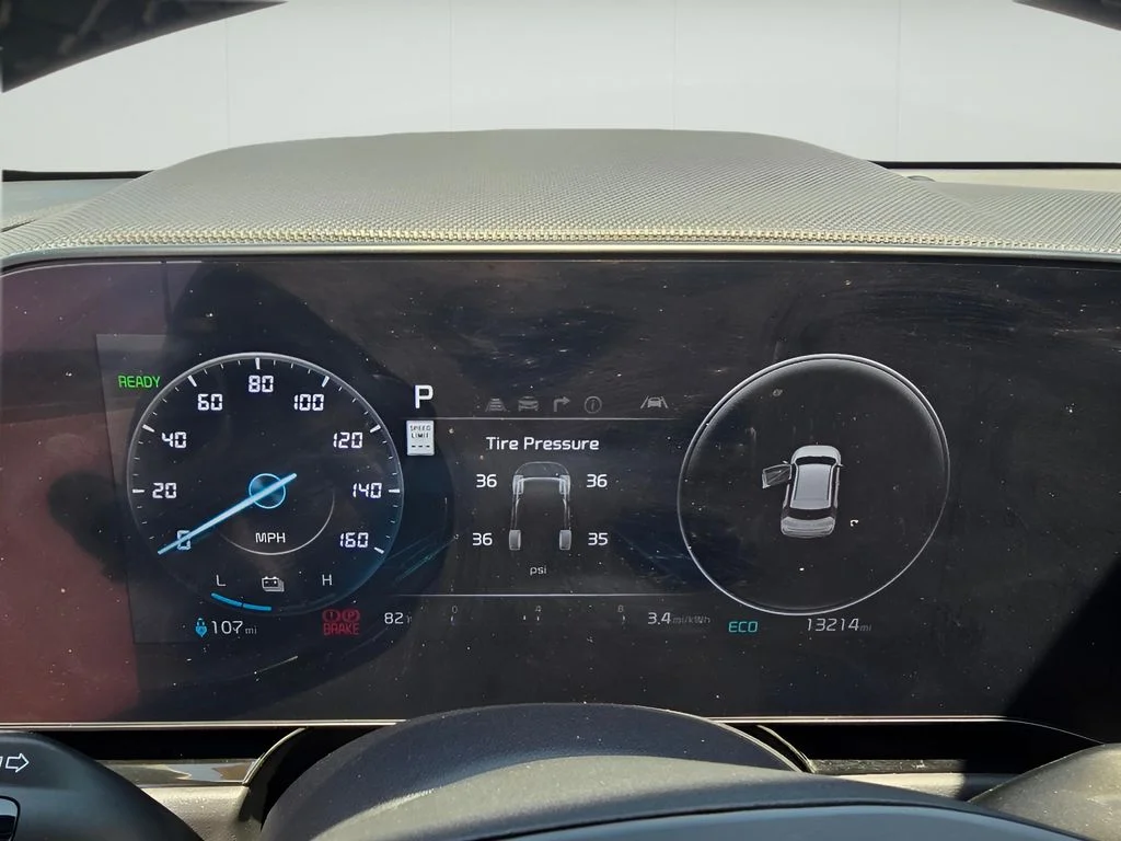 Used 2023 Snow White Pearl Kia Wave image 19
