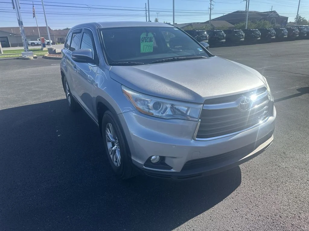 Used 2016 Silver Toyota LE V6 image 1
