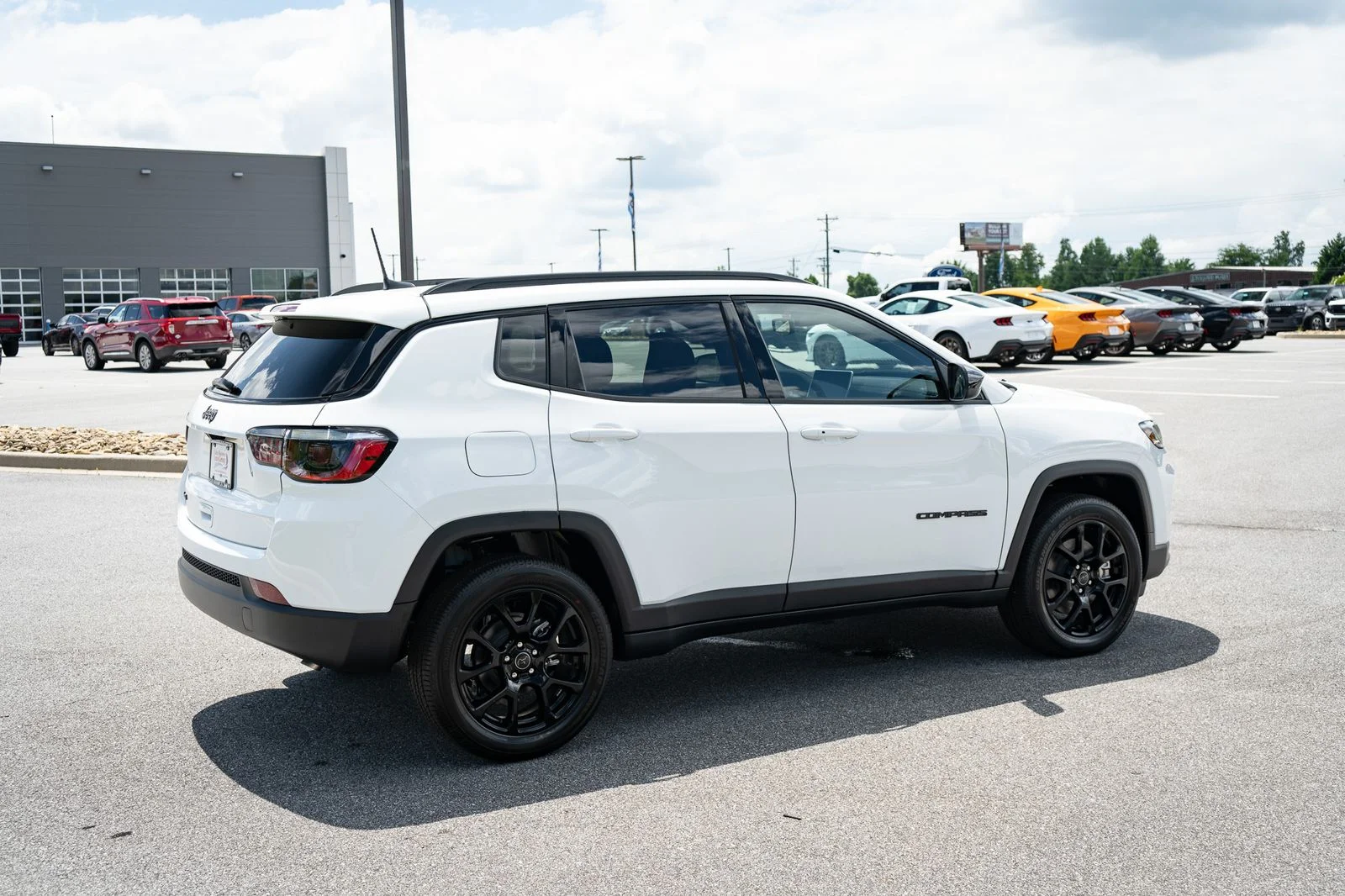 New 2026 Bright White Clearcoat Jeep Latitude image 10