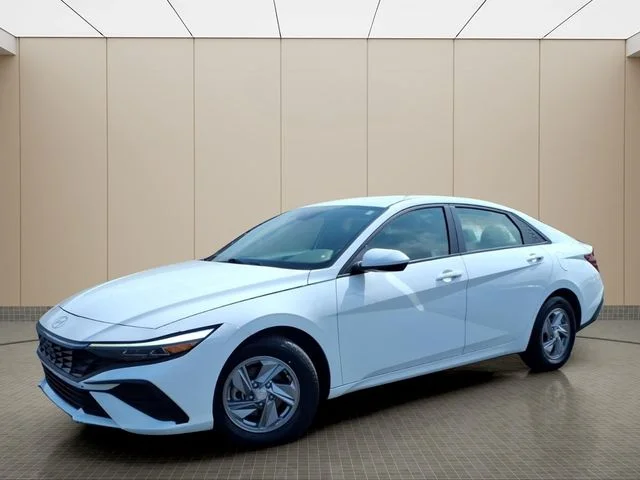 Used 2025 White Hyundai SE image 2