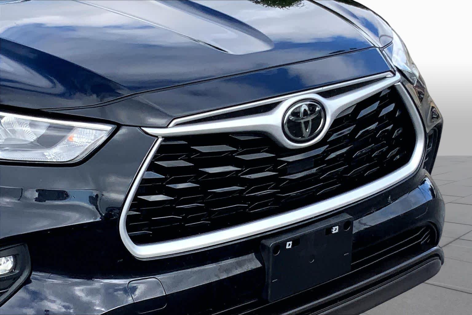 Used 2020 Midnight Black Metallic Toyota XLE image 27