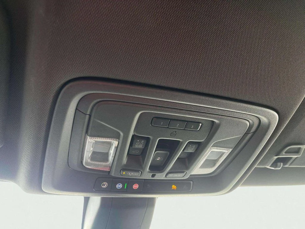 Used 2019 Iridescent Pearl Tricoat Chevrolet High Country image 16
