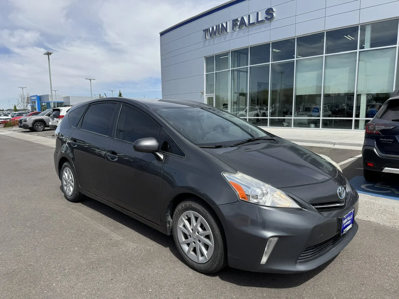 2014 Toyota Prius v Five's photo