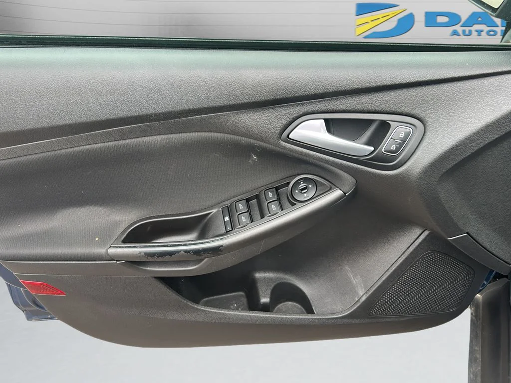 Used 2018 Blue Ford SEL image 9