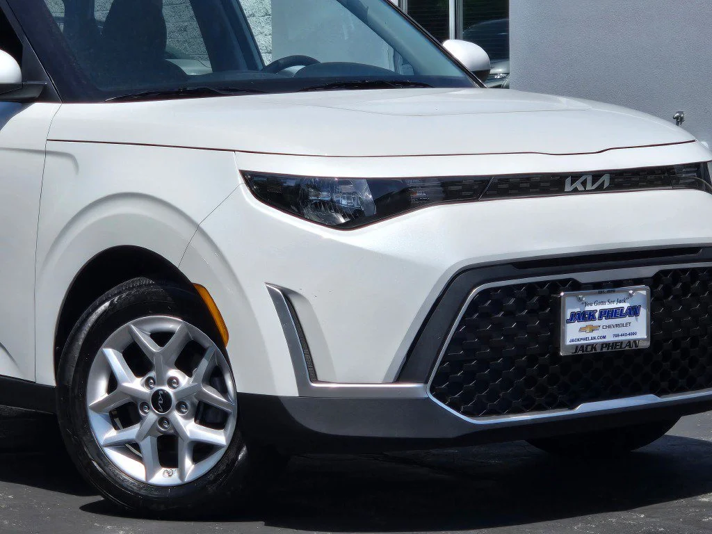 Used 2025 White Kia LX image 3