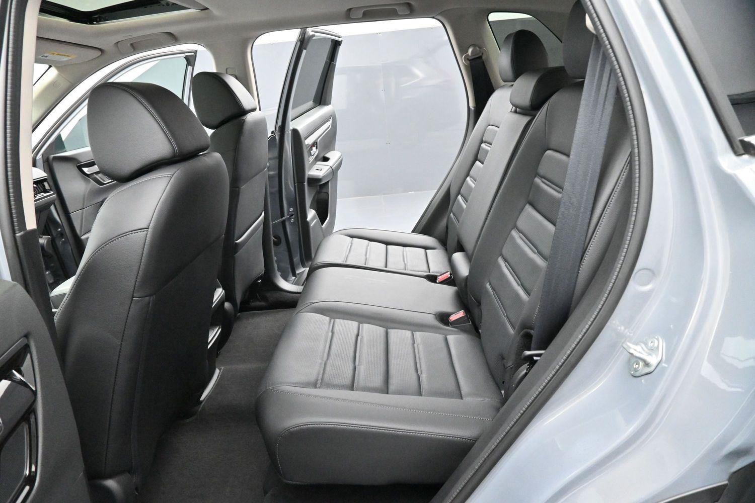 Used 2025 Gray Chrysler Select image 27