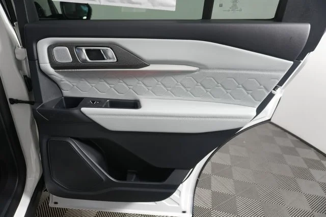 New 2026 Star White Metallic Tri-Coat Ford Platinum™ image 32